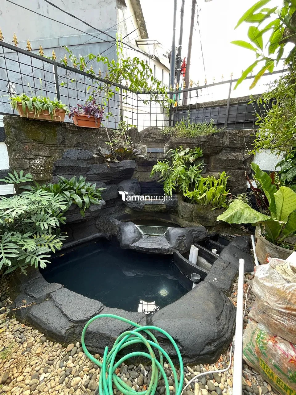 taman vertikal kolam relief taman minimalis